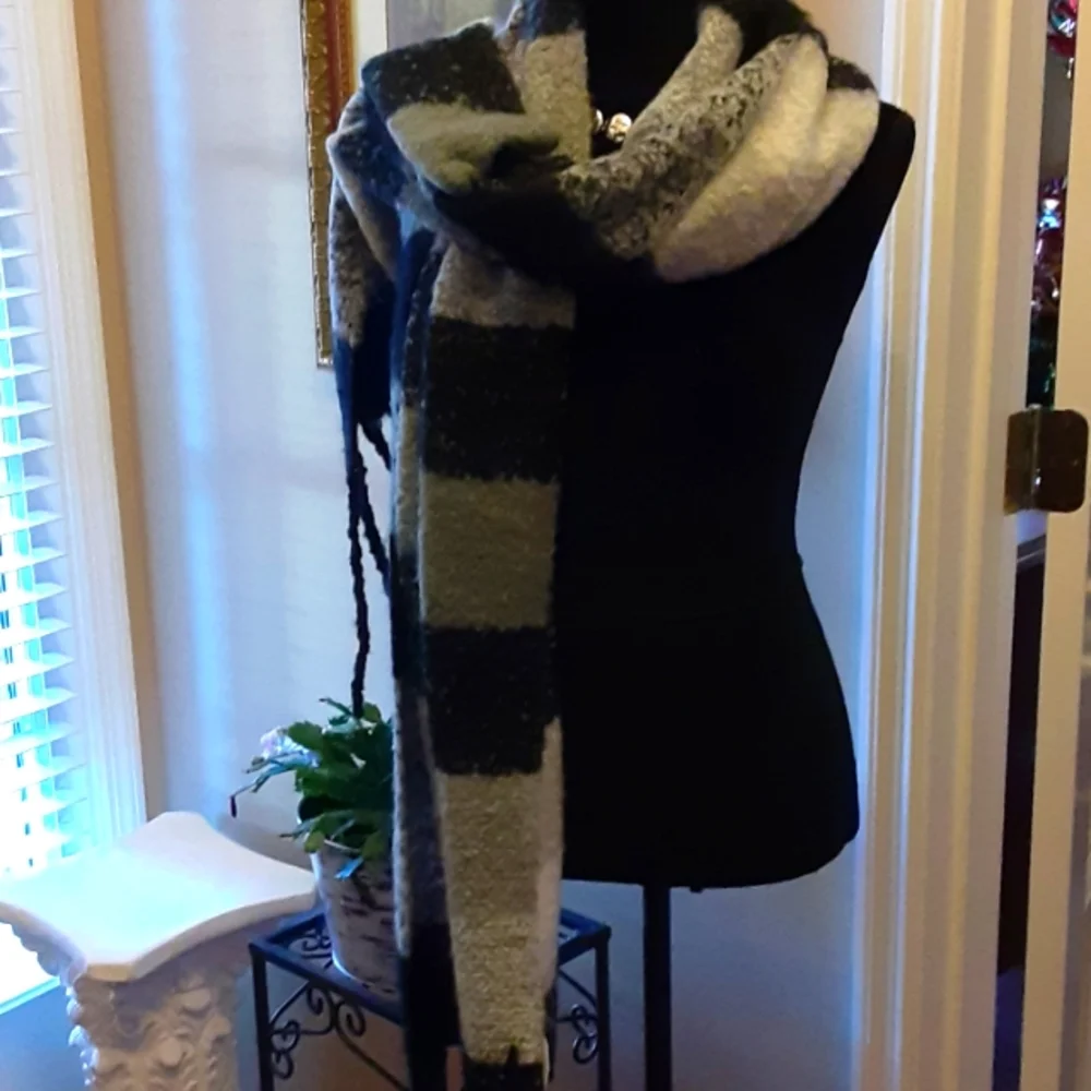 Time & Tru black white gray yarn blanket scarf wrap 8